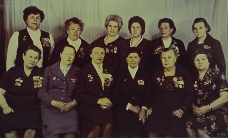 Встреча боевых подруг. В первом ряду третья слева — В. М. Разумеева-Головатенко, четвёртая слева — А. И. Шешеня-Ковальчук. Черкассы, 1984 г.
