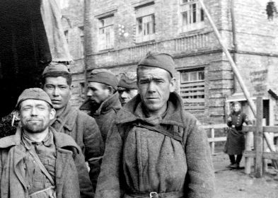 Stalag 352 Минск (Мinsk). Военнопленные на фоне здания лазарета.