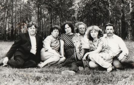 Пётр Степанович со супругой Любовью, сватьями Людмилой и Геннадием, сыном Владимиром, снохой Ларисой, а также единственным внуком Дмитрием (1988 г.)