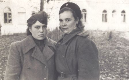 В дни Отечественной Войны с боевой подругой Аней Колесовой. Октябрь 1944г. Польша.