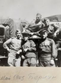 Надпись на фото: "Берлин , май 1945 г. Кормим население города."