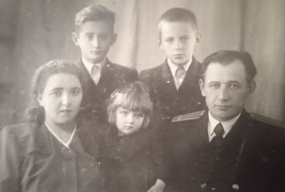 Ващишин Г. А. с семьей (1949 г.)