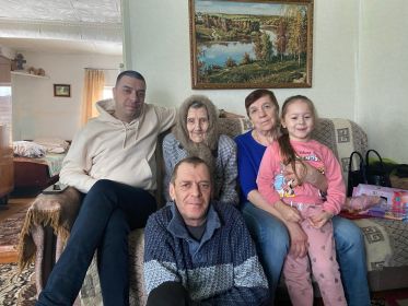 Бабушка Зина с сыном Геннадием, младшей дочерью Лидией, внуком Юрием и правнучкой Евой