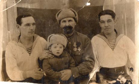 слева брат ЕГОРОВ АЛЕКСАНДР МИХАЙЛОВИЧ.В ЦЕНТРЕ ОТЕЦ ЕГОРОВ МИХАИЛ ДМИТРИЕВИЧ.