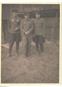 1946г. Германия В середине Поляновский Леонид Андреевич