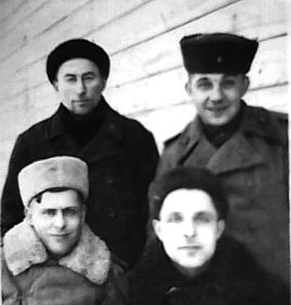 Отец (вверху справа) с фронтовыми товарищами. Ленинградский фронт