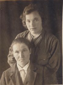 11.04.1944г. Москва. С мамой Логиновой Пелагеей Митрофановной.