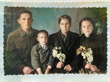 В кругу семьи. Соловьёва Серафима Харитоновна с мужем, сыном Николаем и дочерью Ниной