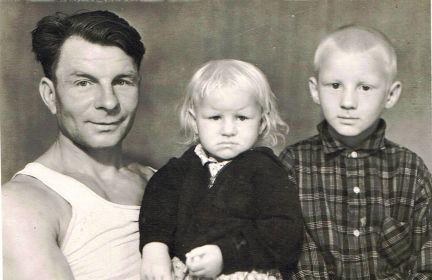 Николай Васильевич с младшей дочкой Татьяной и младшим сыном Николаем