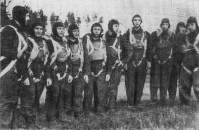 Группа бойцов отр. ПОБЕДИТЕЛИ перед забросом во вражеский тыл. Июнь 1942 г.