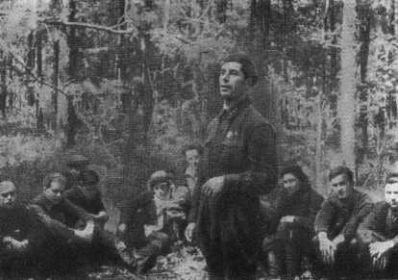 Дмитрий Николаевич Медведев разбирает боевую операцию, проведённую на разъезде Будки-Сновидовичи, 1942 г