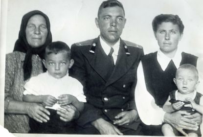 С мамой, Савиной Марией Васильевной, женой, Савиной Анной Александровной и сыновьями Вячеславом и Александром. Приморский край.
