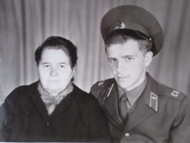 Бабушка Людмила Павловна работница тыла и ее внук Андрей Валерьевич Слюсаренко