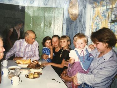 Это я маленькая с дедушкой и бабушкой