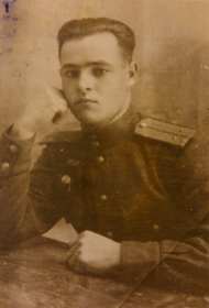 Литвинов Владимир в звании младшего лейтенанта, 1947г.