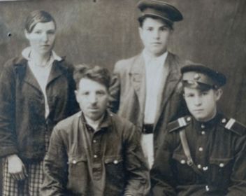 Коптев Михаил Семёнович и Коптев Семён Андреевич, отец с сыном(в нижнем ряду).Участники ВОв.