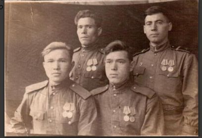 Изевлин Иван Гаврилович стоит справа