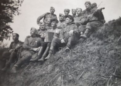 Польша, река Висла, на насыпи жд дороги в ожидании переправы 1945 год, в составе приборного взвода.