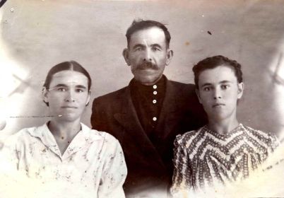 Анин Алексеевич с дочерьми. Слева Анна Аниновна, справа Зинаида Аниновна