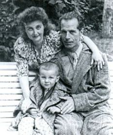 Татьяна Ильинична (жена Д.Н. Медведева) и Дмитрий Николаевич Медведевы с сыном Виктором
