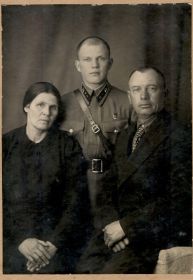 Алексей Дмитриевич власов с родителями, механиком 24 завода им. Фрунзе (45 завода Салют) Дмитрием Павловичем Власовым и Натальей Петровной