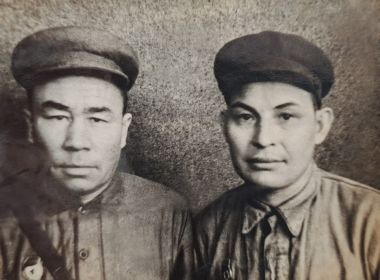 в 389 медико-санитарном батальоне. Эту фотокарточку отправляю вам на память. Фотографировался в г. Ижевск 08.01.1944 год, Хужин Ахмад, Миндугулов Зият