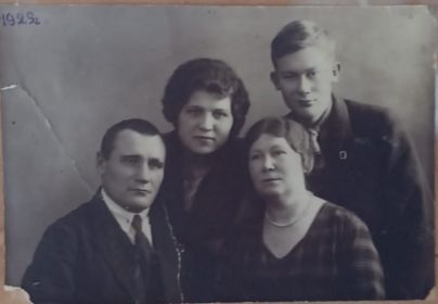 Леонид Семенович Булгаков в кругу семьи с родителями. 1929 год.