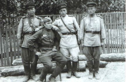 Дедушка (сидит) с боевыми товарищами