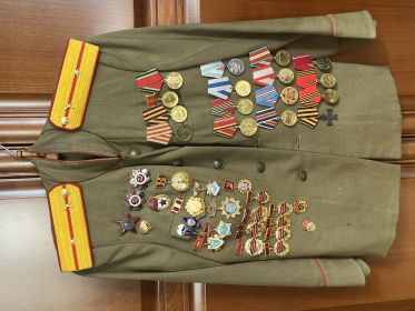 Китель с боевыми наградными медалями