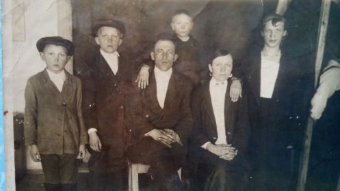 Приешкин Захар Алексеевич с женой Агафьей Андреевной, детьми: Анастасией, Петром, Виктором
