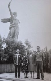 Георгий Зайцев с женой (слева) в Волгограде, 1980-е