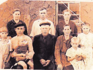 Павел Семенович с женой и детьми