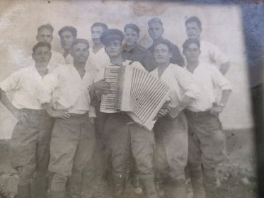 Фотография с боевыми товарищами снятая во время службы