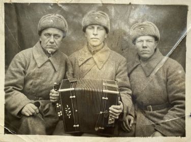 Великая Отечественная война 1943 (прадед справа)