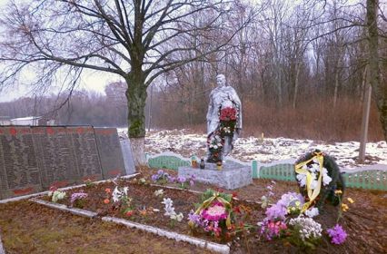 Стелла на месте захоронения
