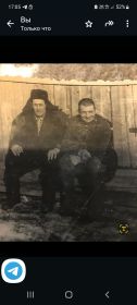 Наш дед в шапке. Рука сильно ранена( искалечена) на войне.