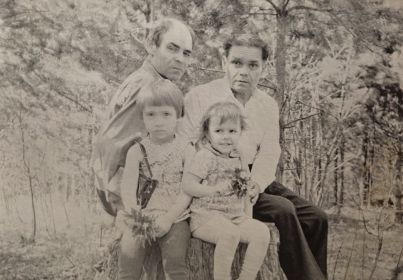 Георгий и Валентин с внучками, 1977 г.