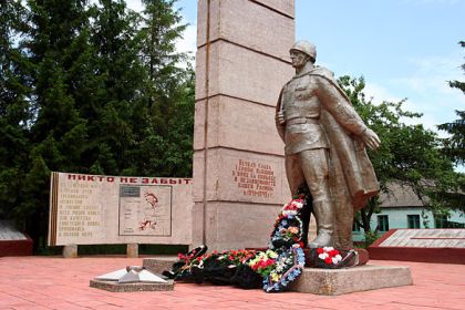 Монумент на братской могиле в деревне Протасово
