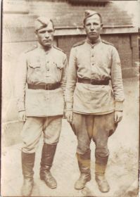 Болтачев И. В. (справа) со своим боевым товарищем Годуновым (слева).