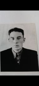 Старший сын Байрамбай бабая( Анвар) .Служил на Украине .Заболел туберкулезом.Умер в 27 лет