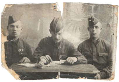 Мой дед на фотографии слева, кто двое других, мне неизвестно.