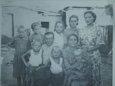 Дедушка с бабушкой со своими детьми