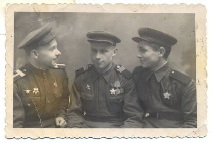 Рядовой Сулейманов Шаукат Ганиевич, сержант Павлов Алексей Иванович ( участник парада победы в Москве 24 июня1945 года ), старшина Самойленко Иван Григорьевич.