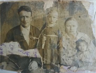 Иван Фадеевич с супругой и дочерьми.