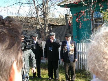 Александр, Владимир и Парфирий возле родительского дома в Гусево.