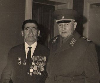 Хачик Амаякович с легендом Маршал Баграмяном