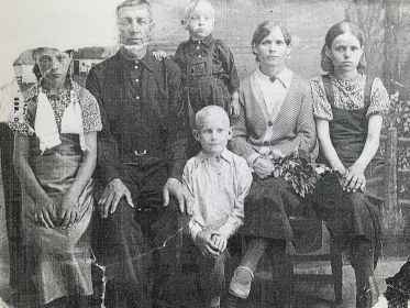 Семья Шерстовых, перед отправкой на фронт Степана Николаевича