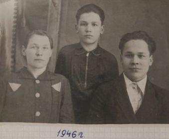 Мама Мария Николаевна Кокорина, брат Леонид Иванович Кокорин, сам Аркадий