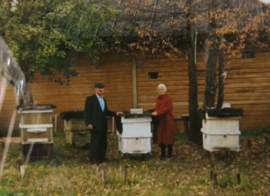 С женой на пасеке
