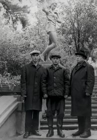 Курорт Варзи-Ятчи 1971 г.  Запись на обороте фотографии "Курорт Варзи-Ятчи Алнашского района Удм. АССР  Платонов Георгий Платонович"